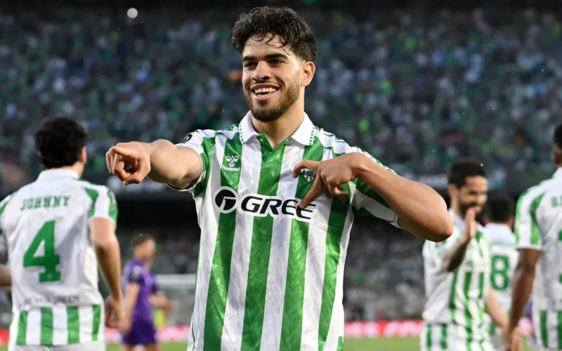 ريال بيتيس يحدد سعر بيع نجمه لأندية الدوري الإنجليزي وسط ترقب من برشلونة